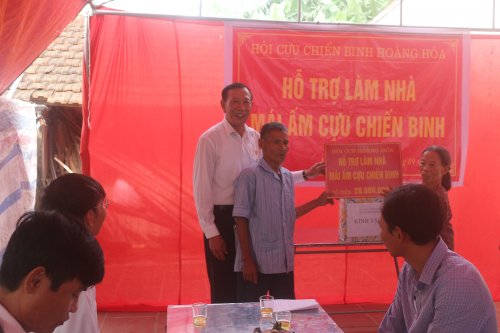 2. Hội CCB huyện trao tiền hỗ trợ làm nhà cho HV Trần Bá Tục.JPG