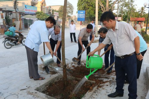 Các đồng chí lãnh đạo huyện trồng cây tại khuôn viên Ao cá Bác Hồ.JPG