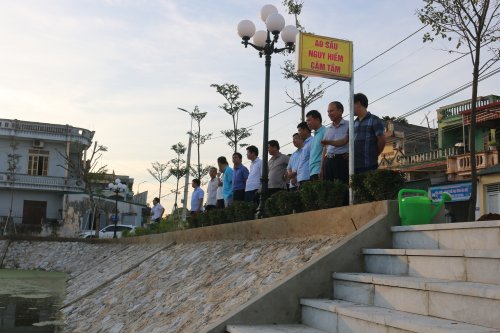 Các đồng chí lãnh đạo huyện và xã thăm Ao cá Bác Hồ.JPG