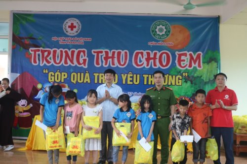 3. các đồng chí lãnh đạo huyện, Hội Chữ thập đỏ các cấp và các đơn vị trao quà trung thu cho các em.jpg