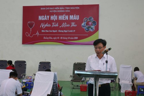 Ảnh 1. Đồng chí Lê Văn Phúc - TVHU, Phó Chủ tịch UBND huyện khai mạc ngày hội hiến máu năm 2020.JPG