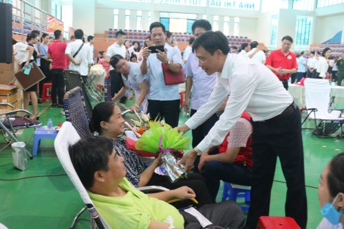Ảnh 3.  Đồng chí Lê Văn Phúc - TVHU, Phó Chủ tịch UBND huyện tặng hoa, động viên tình nguyện viên.JPG