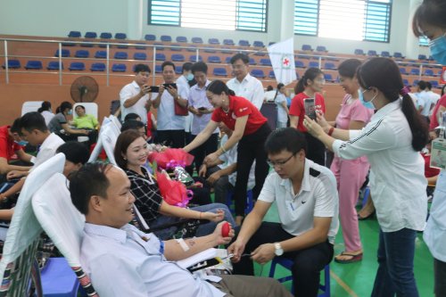 Ảnh 4. Đồng chí Trịnh Thị Tiếp - Chủ tịch Hội chữ thập đỏ tỉnh tặng hoa, động viên tình nguyện viên.JPG