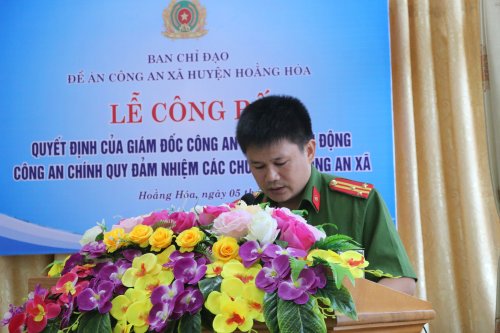 Ảnh 5. Thượng tá Đỗ Đức Thụ - Phó Trưởng công an huyện đã tặng hoa và trao quyết định điều động tại buổi lễ.JPG