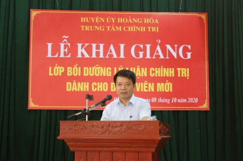 đồng chí Lê Anh Tuấn - TVHU Trưởng ban tuyên giáo huyện ủy - Giám đốc Trung tâm Chính trị huyện phát biểu khai mạc.jpg