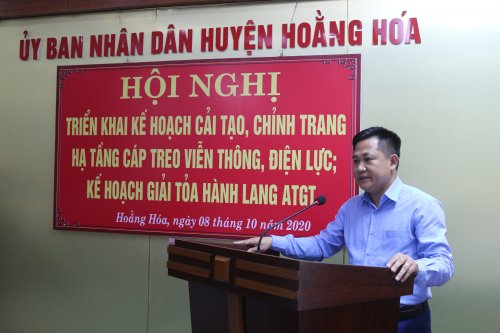 Ảnh 2. Đồng chí Lê Quang Thành - Phó Trưởng phòng kinh tế hạ tầng huyện báo cáo tóm tắt các dự thảo tại hội nghị.JPG