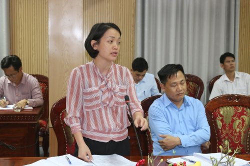 Ảnh 2. Đồng chí Nguyễn Thị Thu Hà - Trưởng phòng kinh tế hạ tầng huyện triển khai kế hoạch tại hội nghị.JPG