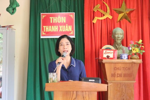 đồng chí Hoàng Thị Định - Chủ tịch Hội LHPN huyện phát biểu chỉ đạo tại buổi lễ.jpg