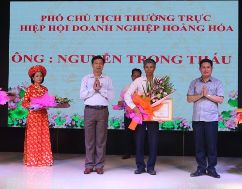 4. các đồng chí lãnh đạo huyện Hoằng Hóa trao giấy khen cho các doanh nhân tiêu biểu năm 2020.jpg