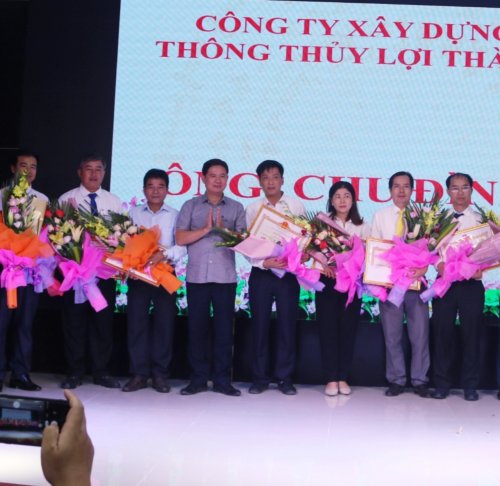 anh Thanh (thứ 2 từ trái sang) Giám đốc CT TNHH 1 Thanh viên Anh Linh tại lễ tôn vinh doanh nhân- doanh nghiệp năm 2020 của huyện Hoằng Hóa.jpg