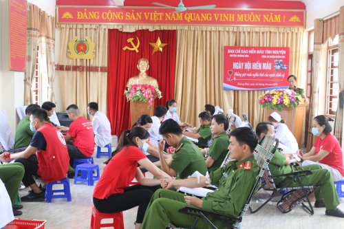 Ảnh 1. Đồng chí Nguyễn Thế Vượng - Phó Trưởng công an huyện phát động tại buổi lễ.JPG