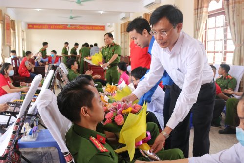 Anhr6. Đồng chí Lê Văn Phúc - TVHU, Phó Chủ tịch UBND huyện động viên và tặng hoa các tình nguện viên (1).JPG