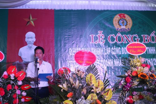 2. đc Lê Sỹ Kiên- PCT LĐLĐ huyện phát biểu, trao QĐ cho BCH CĐ lâm thời và tặng hoa chúc mừng CT nhân ngày Doanh nhân Việt Nam.jpg
