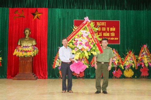 đồng chí Thượng tá Nguyễn Đào Tuấn – Phó trưởng phòng an ninh đối ngoại công an tỉnh tặng hoa chúc mừng địa phương.jpg