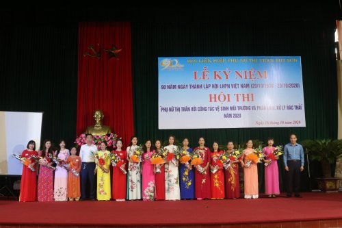 Các đồng chí lãnh đạo cấp ủy, chính quyền thị trấn Bút Sơn tặng hoa chúc mừng các đội thi.JPG