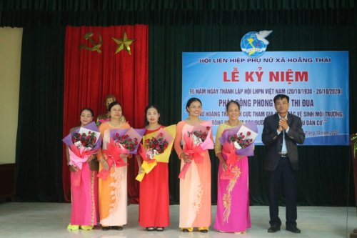 đc PBT TT Đảng ủy xã tặng hoa cho các chi hội nhân ngày Phụ nữ Việt Nam.jpg