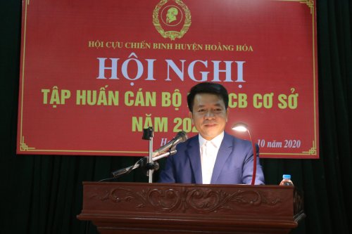 Ảnh 4. Đồng chí Lê Anh Tuấn - TVHU, Trunwgr Ban tuyên giáo, Giám đốc TTBDCT huyện triển khai các chuyên đề tại lớp tập huấn.JPG