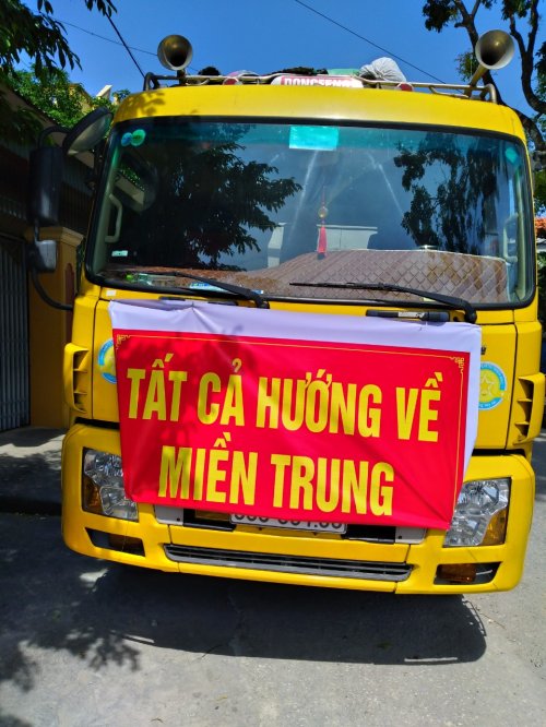 1. chuyến xe 8 tấn chở hàng vận động quyên góp của nhân dân, doanh nghiệp Hoằng Thịnh ủng hộ đồng bào Miền Trung đã lăn bánh từ ngày 22.10.jpg