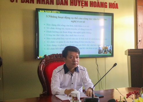 đồng chí Lê Anh Tuấn - Uỷ viên Ban thường vụ Huyện ủy, Trưởng Ban Tuyên giáo, Giám đốc trung tâm chính trị huyện chủ trì hội nghị điểm cầu huyện Hoằng Hóa.jpg