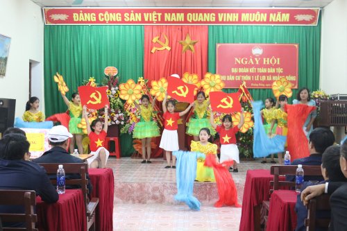 Ảnh 1. Văn nghệ chào mừng ngày lễ.JPG