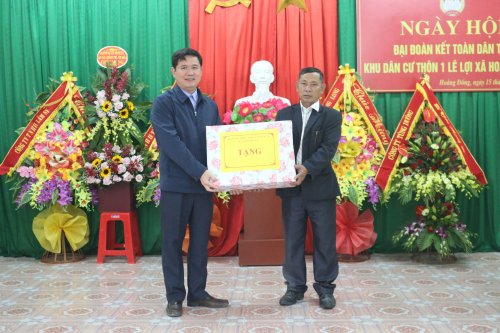 Ảnh 4. Chủ tịch UBND huyện Lê Sỹ Nghiêm và đoàn đã trao quà cho Nhân dân và cán bộ thôn 1 Lê Lợi, xã Hoằng Đồng.JPG