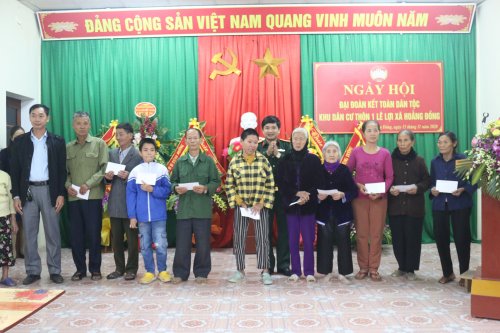 Ảnh 5. Các đồng chí Trong Ban thường vụ trao quà 10 xuất  quà cho 10 gia đình có hoàn cảnh khó khăn trong thôn.JPG