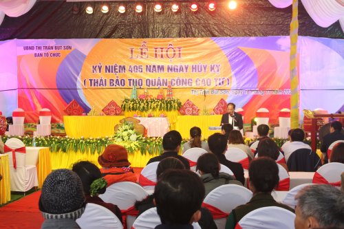Ảnh 2. Đồng chí Lê Hồng Sơn - Chủ tịch UBND thị trấn Bút Sơn đọc diễn văn ôn lại truyền thống.JPG