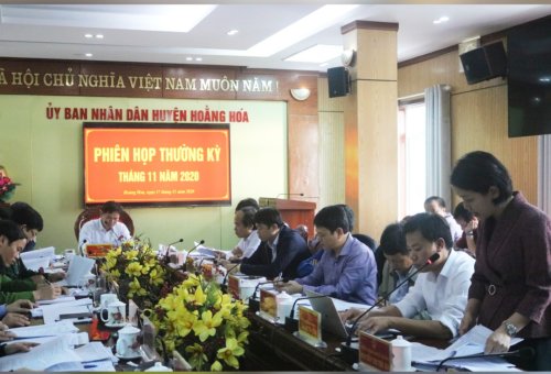 6. và bà Lê Thị Thu Hà- Trưởng phòng KT HT huyện phát biểu đóng góp ý kiến làm rõ thêm về kết quả thực hiện năm 2020 và đề xuất  các giải pháp thực hiện nhiệm vụ , chỉ tiêu năm 2021.jpg