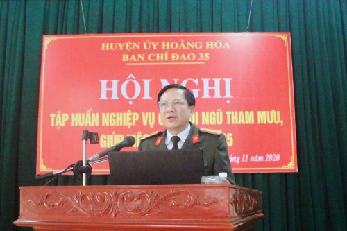 4. ... Và, đồng chí Thượng tá Lê Việt Hồng – Phó Trưởng phòng an ninh chính trị nội bộ Công an tỉnh Thanh Hoá truyền đạt các chuyên đề.jpg