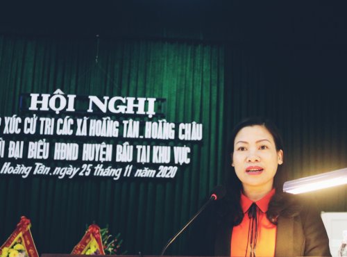 1.  đại diện tổ đại biểu, bà Trịnh Thị Quế- TVHU- Trưởng ban Dân vận -CT UBMTTQ huyện báo cáo tóm tắt  tình hình kinh tế xã hội của huyện và thông tin dự kiến nội dung, chương trình kỳ họp tới.jpg