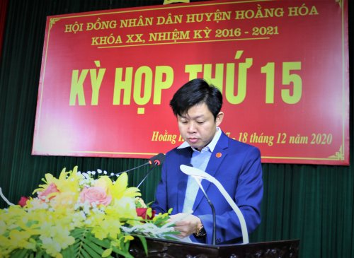 Ảnh 4. Đồng chí Lê Hồng Quang - TVHU, Phó chủ tịch TT UBND huyện tình bày báo cáo tại kỳ họp.JPG
