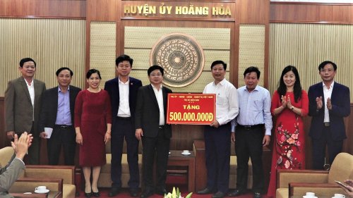 Ảnh 4. Lãnh đạo thị xã Điện Bàn (Quảng Nam) Trao 50 suất quà cho 50 gia đình chính sách có hoàn cảnh đặc biệt khó khăn tại Hoằng Hóa.png