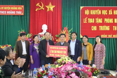 Doanh nhân Nguyễn Duy Toại - nhà tài trợ chính trao tặng phòng máy tính cho trường THCS xã Hoằng Thái với số tiền trị giá 120 triệu đồng.jpg