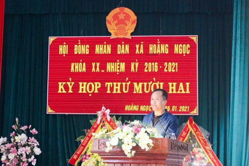 Ông Hắc Xuân Thọ - Chủ tịch UBND xã Hoằng Ngọc giải trình và tiếp thu ý kiến của cử tri và đại biểu HĐND xã.jpg