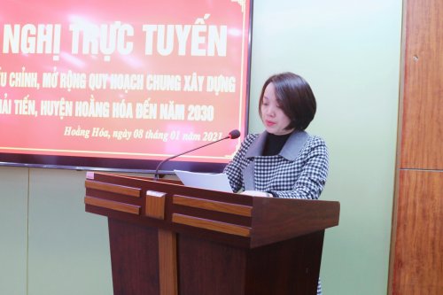 3. Đồng chí Nguyễn Thị Thu Hà – Trưởng Phòng Kinh tế hạ tầng huyện đã công bố Quyết định số 5241 của Chủ tịch UBND tỉnh.jpg