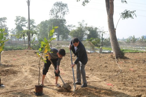 Ông Hắc Ngọc Hải - Chủ tịch HĐQT tập đoàn BMT trồng cây tại Nghè làng Nhân Ngọc .JPG