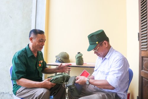 Cựu chiến binh Nguyễn Văn Tại (bên trái), thôn Bình Tây, xã Hoằng Thịnh (Hoằng Hóa) ôn lại kỷ niệm chiến đấu với cán bộ hội.jpeg