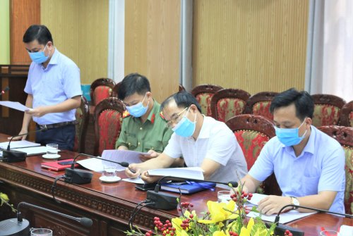 Ảnh 2. Đồng chí Đoàn Đăng Khoa – Huyện ủy viên, Trưởng phòng giáo dục và đào tạo huyện báo cáo và thông qua quyết định thành lập Ban chỉ đạo kỳ thi tuyển sinh vào lớp 10 năm học 2021-2022.JPG