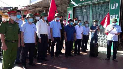 Ảnh 1. Công bố quyết định dỡ bỏ phong tỏa..png