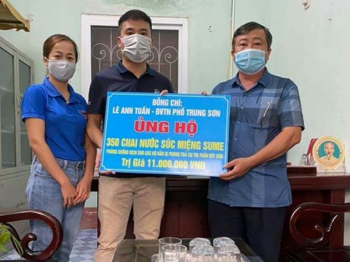 4. Cá nhân anh Lê Anh Tuấn ủng hộ 350 chai nước súc miệng trị giá 11 triệu đồng.jpg