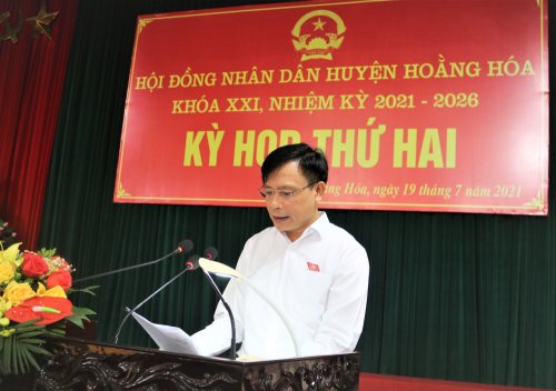 Ảnh 5. Đồng chí Lê Văn Phúc - TVHU, Phó Chủ tịch UBND huyện báo cáo tại kỳ họp.JPG