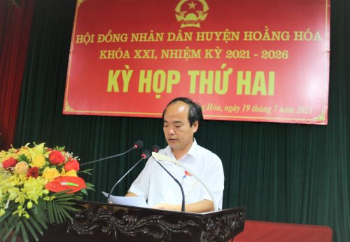 ẢNh 6. Đồng chí Hoàng Ngọc Dự -Phó Chủ tịch UBND huyện báo cáo tại kỳ họp.JPG