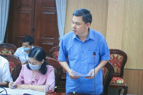 2. Đồng chí Lê Văn Cường - Trưởng Phòng NN&PTNT huyện báo cáo kết quả xây dựng xã NTM nâng cao, NTM kiểu mẫu năm 2021.jpg