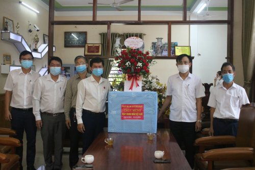 1. Đồng chí PCT.UBND huyện Lê Văn Phúc và các đồng chí trong đoàn thăm, chúc mừng Công ty CP Medipha - Bệnh viện đa khoa Hải Tiến.jpg