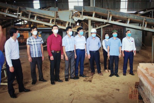 2. Thăm nhà máy sản xuất gạch Tuynel Sơn Trang.jpg
