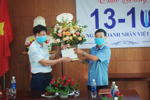 3. Tặng hoa chúc mừng ông Lê Văn Chương - Chủ tịch HĐQT Công ty CP gạch Tuynel Sơn Trang.jpg