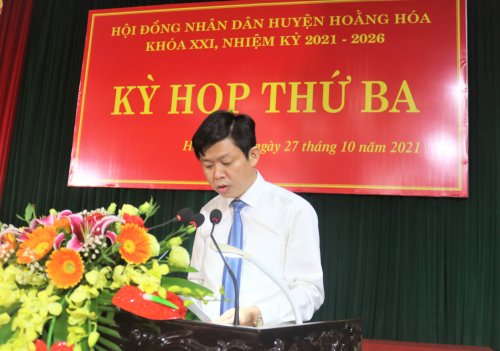 Anh 5. Đồng chí Lê Hồng Quang - Phó chủ tịch thường trực UBND huyện  trình bày các tờ trình của UBND huyện.JPG