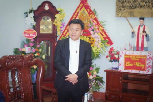 4.Linh mục Nguyễn Văn Quý bày tỏ vui mừng trước sự phát triển của huyện Hoằng Hoá và hứa cùng bà con giáo dân tiếp tục có những đóng góp trong phong trào chung của huyện  .jpg