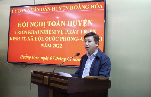 Đồng chí Bí thư Huyện uỷ Lê Xuân Thu phát biểu chỉ đạo tại hội nghị.jpg