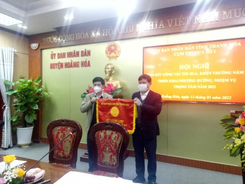 5. Huyện Hoằng Hóa bàn giao cờ luân lưu cho huyện Nga Sơn đơn vị cụm trưởng cụm thi đua số 1 tỉnh năm 2022.jpg